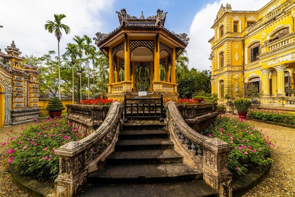 Cung An Định được bao bọc bởi hệ thống tường cao và hàng rào sắt kiên cố