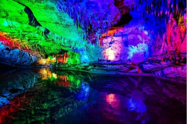 Thắng cảnh này còn được trang bị nhiều tiện nghi hiện đại