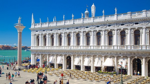 Mặt tiền Cung điện Doge’s Palace được xây dựng từ đá Istrian trắng và hồng