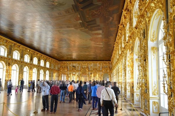 Du khách có thể tham quan nhiều phòng trưng bày độc đáo trong cung điện