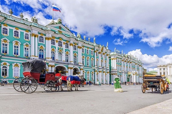 Du khách có thể dễ dàng di chuyển từ Saint Petersburg đến Cung điện Ekaterina