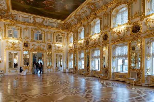 Cung điện Hoàng gia nổi bật với kiến trúc Baroque độc đáo