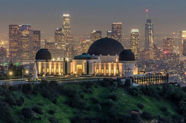 Đài thiên văn Griffith Observatory bừng sáng với những gam màu rực rỡ