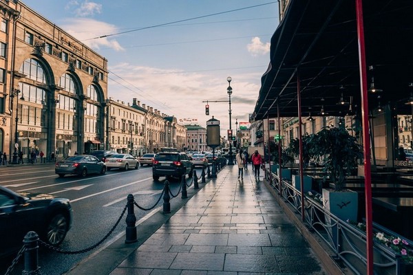 Đại lộ Nevsky bắt đầu được kiến tạo vào đầu thế kỷ 18 dưới triều đại Sa hoàng Peter Đại đế