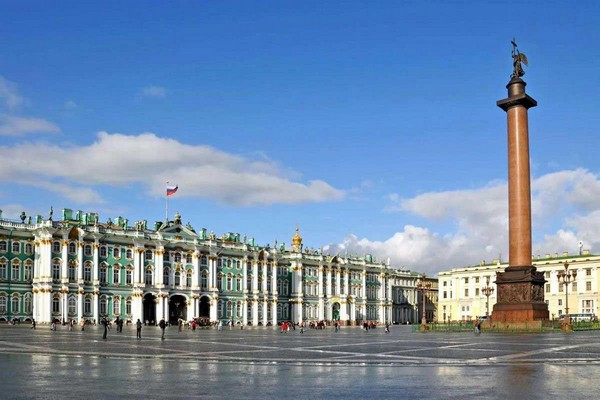 Cung điện Mùa Đông hiện lên như một viên ngọc xanh lộng lẫy giữa lòng Saint Petersburg