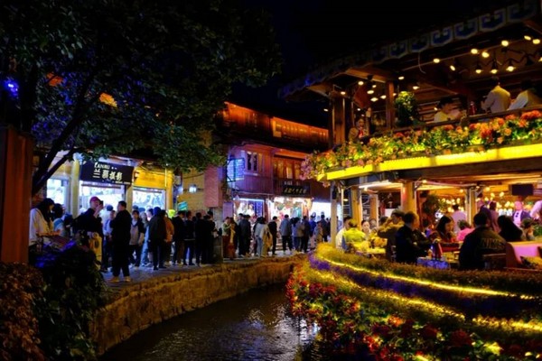 Đại Nghiên cổ trấn khi màn đêm buông xuống bỗng chốc hóa thành một bữa tiệc