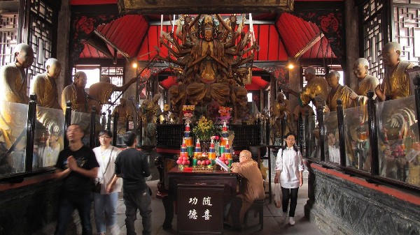 Đền Bảo Quang sở hữu một khuôn viên rộng lớn
