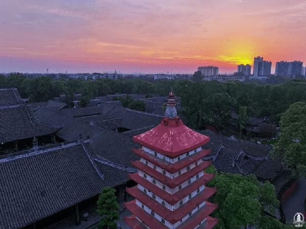 Đền Bảo Quang là chốn linh thiêng để người dân và du khách cầu nguyện