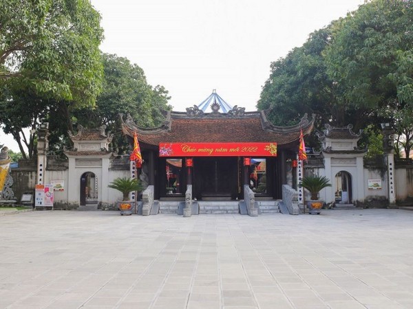 Cổng vào đền ấn tượng với hình tượng năm con rồng uốn lượn mạnh mẽ