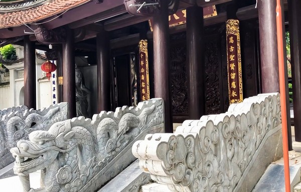 Các hình tượng thể hiện sự tôn kính đối với các vị vua và lòng yêu nước nồng nàn