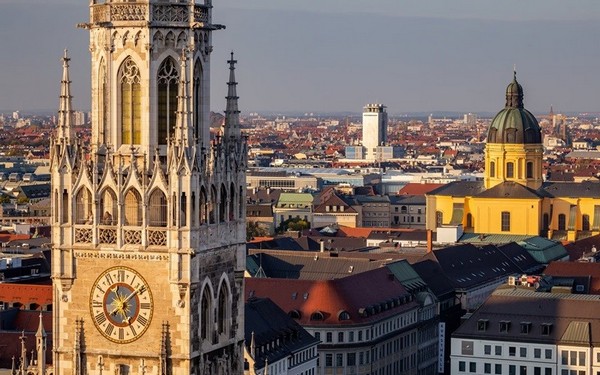 Rathaus-Glockenspiel nổi lên như một bản hòa tấu thời gian đầy mê hoặc