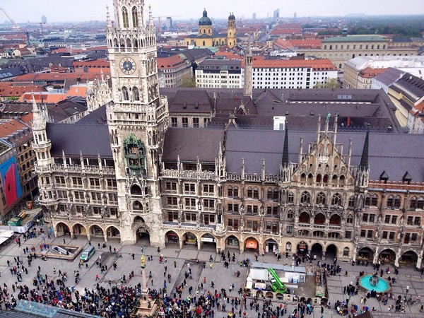 Rathaus-Glockenspiel là một tác phẩm nghệ thuật sống động