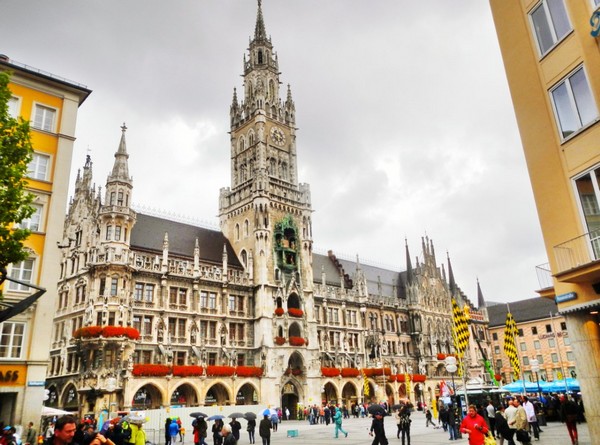 Đồng hồ Rathaus-Glockenspiel tái hiện hai sự kiện lịch sử quan trọng của Munich