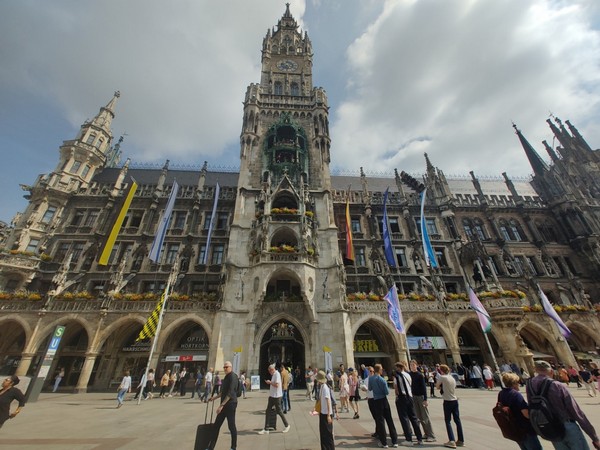 Đồng hồ Rathaus-Glockenspiel thu hút hàng triệu du khách mỗi năm