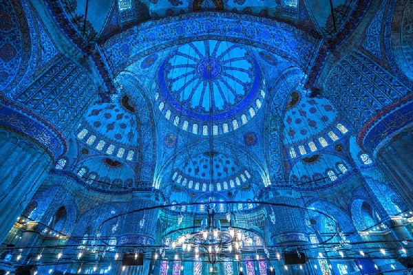 Đền thờ The Blue Mosque gây ấn tượng mạnh mẽ với quy mô đồ sộ và thiết kế tinh xảo