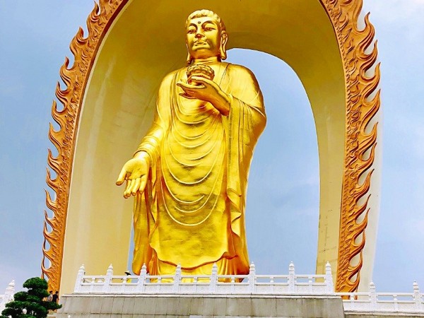 Đông Lâm Đại Phật uy nghi sừng sững như một biểu tượng thiêng liêng