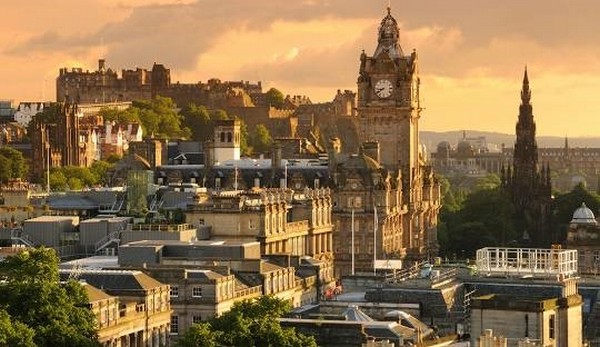 Edinburgh là một trong những thành phố đẹp và lôi cuốn nhất châu Âu