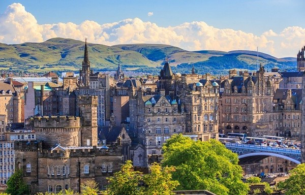 Edinburgh nổi tiếng với những di sản kiến trúc độc đáo như Lâu đài Edinburgh