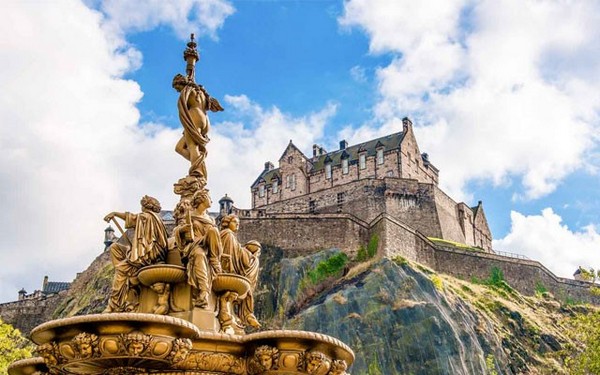 Lâu đài Edinburgh là biểu tượng của thành phố