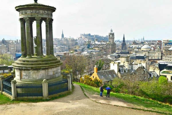 Royal Mile là con phố chính nối liền Lâu đài Edinburgh và Cung điện Holyrood