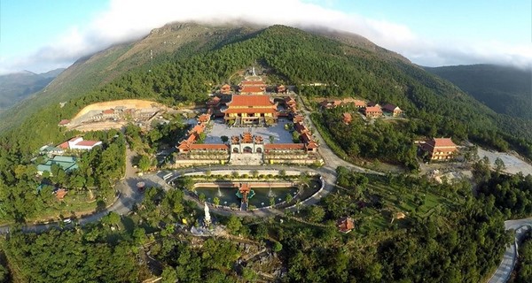 Du khách có thể leo núi Kỳ Lân và tham quan đền Kiếp Bạc