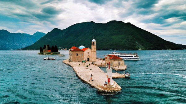 Perast là một thị trấn nhỏ xinh đẹp nằm bên bờ vịnh Kotor