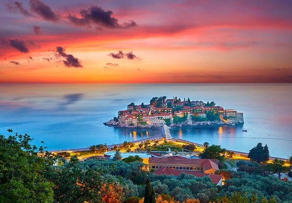 Đảo Sveti Stefan là một trong những biểu tượng nổi tiếng của Montenegro