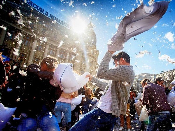 Lễ hội vui nhộn, nơi mọi người tham gia vào các trận đấu vui vẻ bằng gối