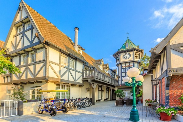 Solvang nổi bật với kiến trúc Đan Mạch độc đáo