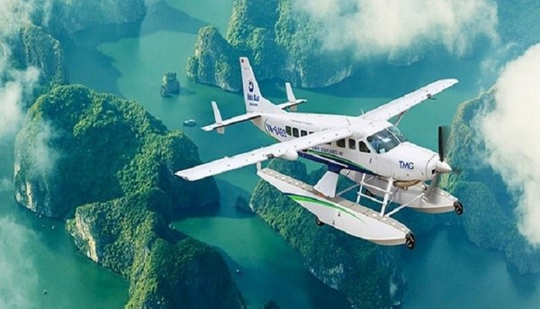Du khách còn có thể chiêm ngưỡng vẻ đẹp của vịnh từ trên cao