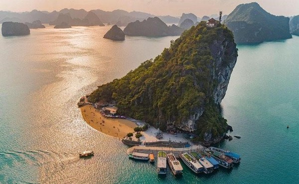 Đảo Titov là một trong những hòn đảo lớn trên vịnh Hạ Long