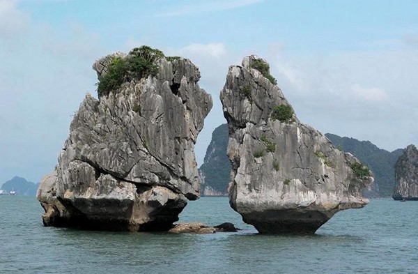 Hai hòn đảo nhỏ này có hình dáng giống một cặp gà trống - gà mái
