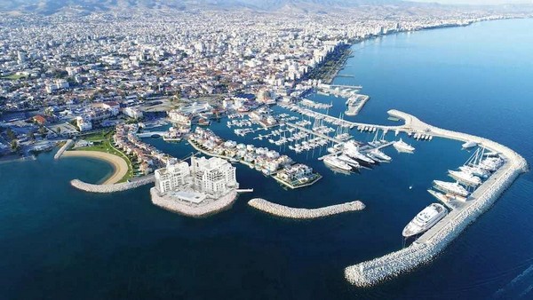 Limassol nổi tiếng với bãi biển dài và các khu nghỉ dưỡng sang trọng