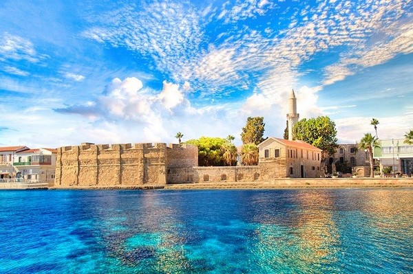 Larnaca là thành phố ven biển nổi tiếng với bãi biển Finikoudes và hồ muối Larnaca