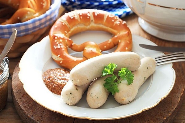 Xúc xích trắng Weisswurst là một đặc sản của vùng Bavaria