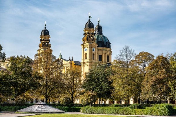 Theatinerkirche gây ấn tượng với mặt tiền màu vàng đặc sắc