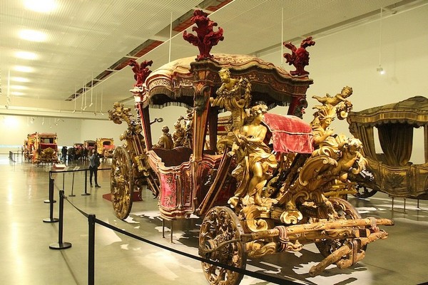 Bảo tàng Hoàng gia Coches là nơi trưng bày bộ sưu tập xe ngựa hoàng gia tuyệt đẹp