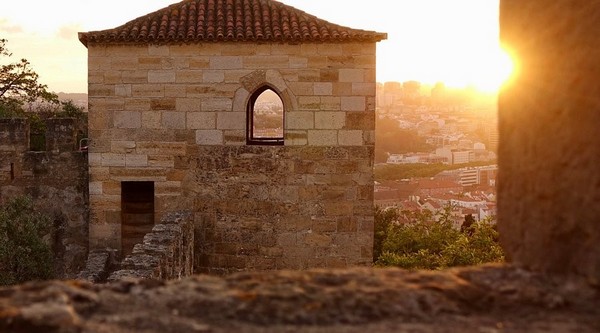 Lâu đài São Jorge là nơi tuyệt vời để bạn hòa mình vào văn hóa và lịch sử Lisbon