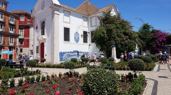 Alfama là khu phố cổ kính nhất của Lisbon