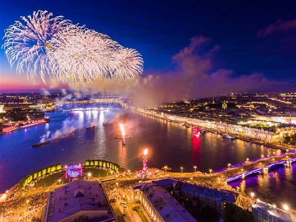 Khi màn đêm buông xuống, Saint Petersburg khoác lên mình vẻ đẹp lung linh, huyền ảo