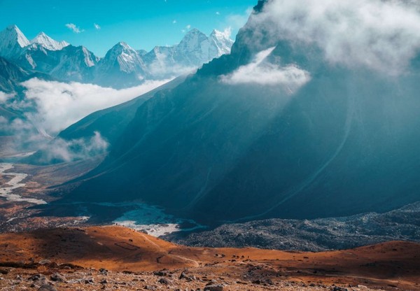Everest, hay còn được gọi là Chomolungma trong tiếng Tây Tạng, là nóc nhà của thế giới
