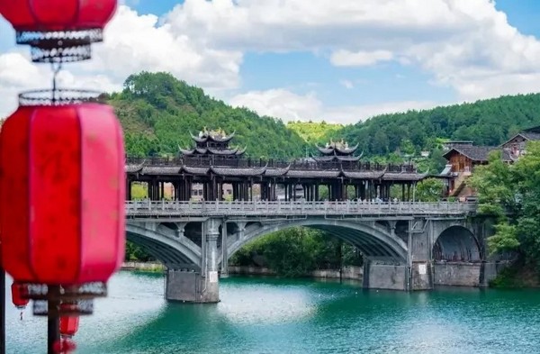 Cổng vòm Xiasi, công trình kiến trúc với ba trụ và tám cột, được chạm khắc công phu