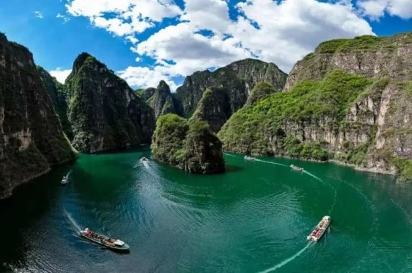 Hẻm núi Long Khánh hiện lên như một bức tranh thủy mặc kỳ vĩ