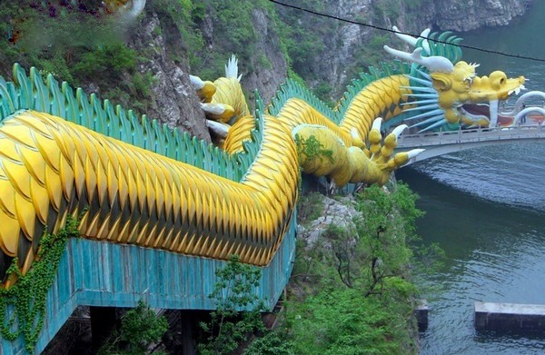Hẻm núi Long Khánh trải dài trên diện tích 30km² với chiều dài ấn tượng 7km