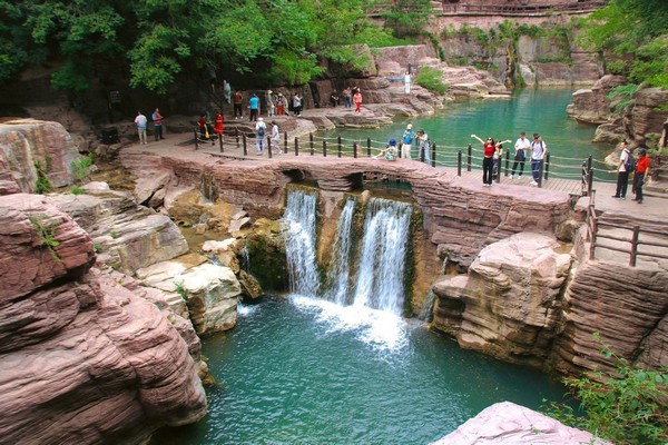 Tiếng nước từ trên cao đổ xuống là bản giao hưởng mạnh mẽ, hùng tráng của núi rừng