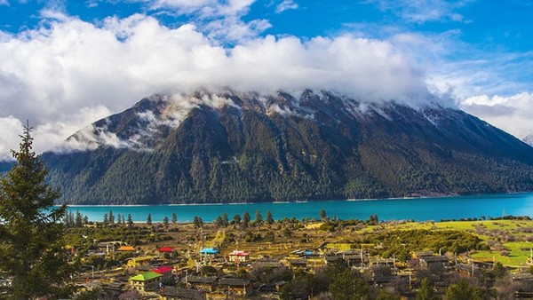 Hồ Ba Song tọa lạc trong một thung lũng máng hình chữ U