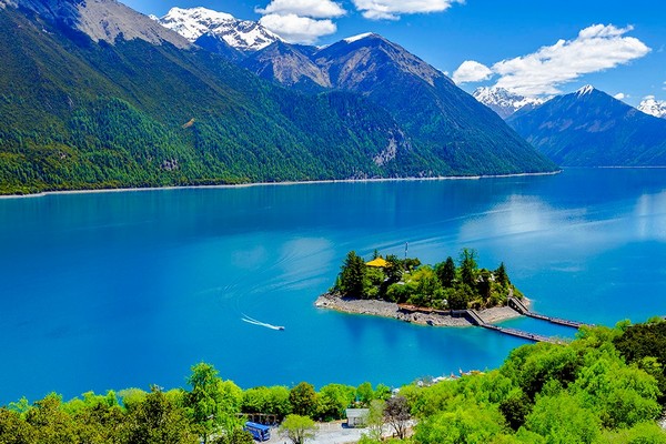 Hồ Ba Song còn là một trung tâm văn hóa và tâm linh quan trọng