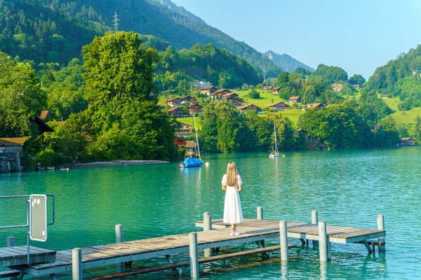 Tản bộ quanh Hồ Brienz là cách tuyệt vời để tái tạo năng lượng tích cực