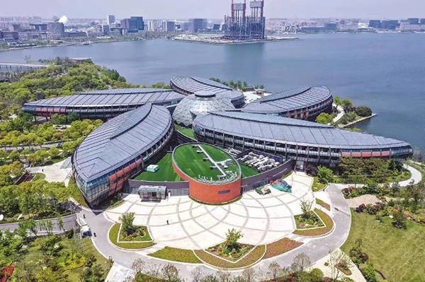 Vành đai quanh hồ Dishui được thiết kế với những con đường đi bộ rợp bóng cây