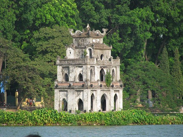 Mỗi mùa trong năm, Hồ Hoàn Kiếm lại khoác lên mình một chiếc áo mới